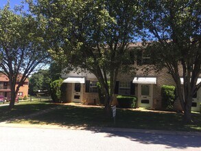 Building Photo - 633 Green Meadows Dr