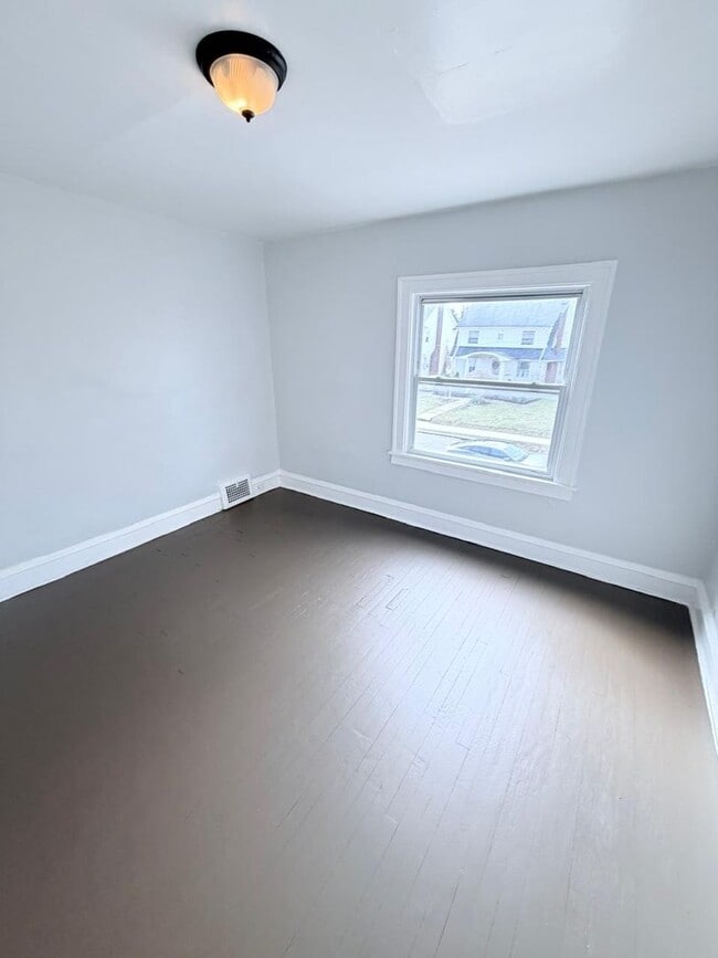 Building Photo - Spacious 4-Bedroom Single-Family Home with 2-Car Garage in Cleveland Heights