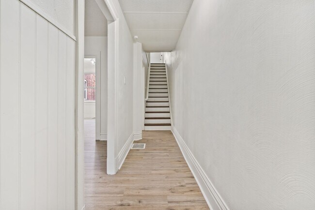 Building Photo - 4 bed 1.5 bath - completely updated, central air, patio.  Great location