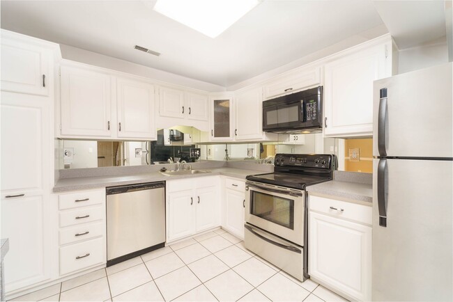 Building Photo - 2 Bedroom 2.5 Bath Condo in Chevy Chase