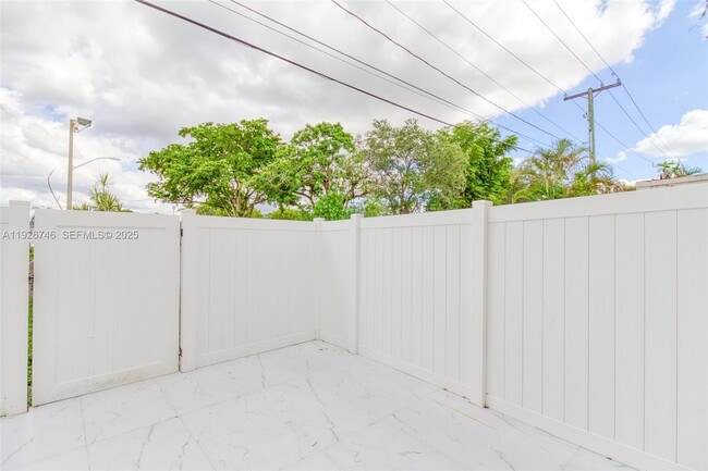 Building Photo - 5235 SW 40th Ave