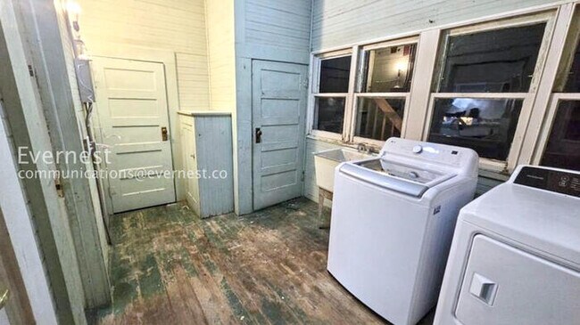 Building Photo - 4 Bed, 2 Bath Home with Fenced Yard / Vouchers Accepted