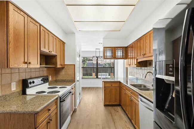 Building Photo - 1401 Dragon Dr