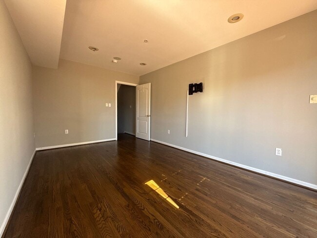 Building Photo - Spacious 4 Bedroom House In Baltimore City