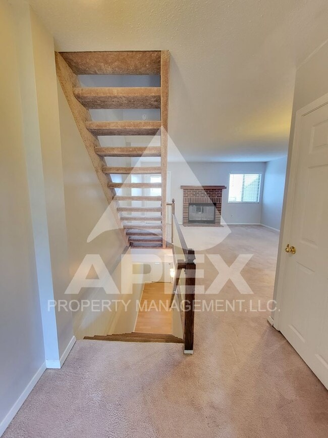 Building Photo - Beautiful 2Bd - 1.5 Bath Condo in West Kno...
