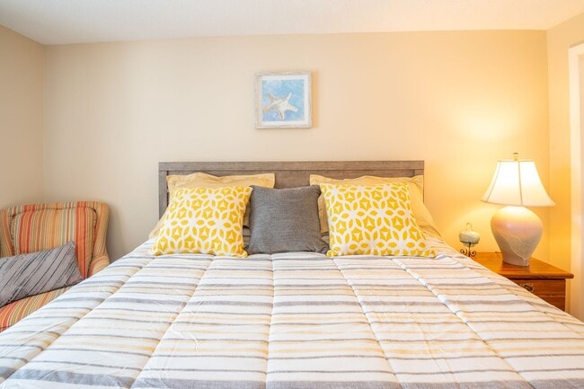 Building Photo - FURNISHED OFF-SEASON MONTHLY RENTAL