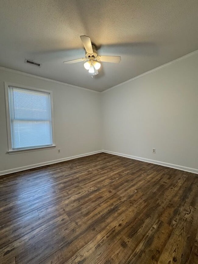 Building Photo - 305 Glen Oak Dr