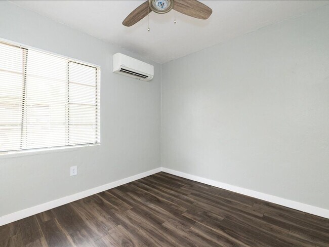 Building Photo - 2 Bedroom 1 Bathroom with Enclosed Backyard!