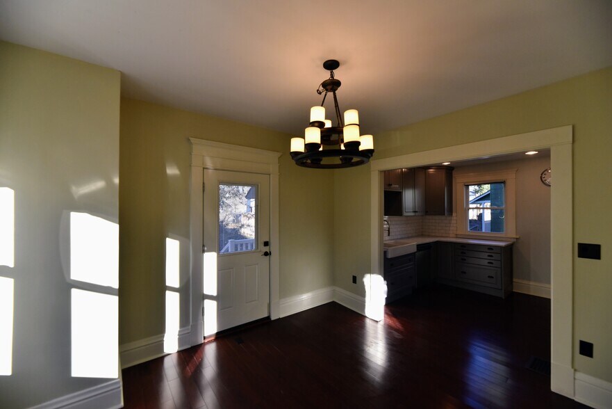 Building Photo - 240 E Duncan St