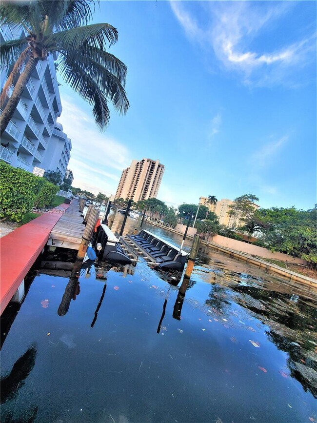 Building Photo - 1650 NE 115th St