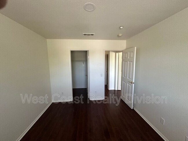 Building Photo - 820 Silver Dr