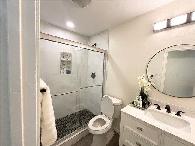 Building Photo - 8701 Woodlake Dr