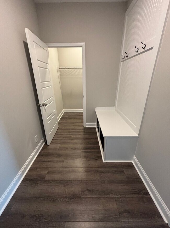 Building Photo - 4 Bedroom 2 1/2 Bath Pet Friendly Home For Rent Near Post!