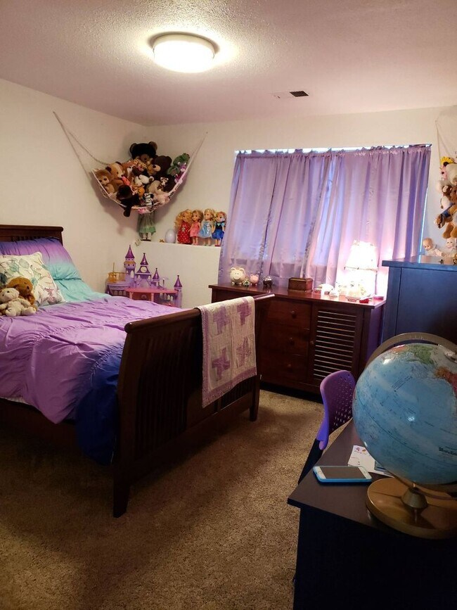 Building Photo - Lovely and spacious 5 bedroom 3 bath Post ...