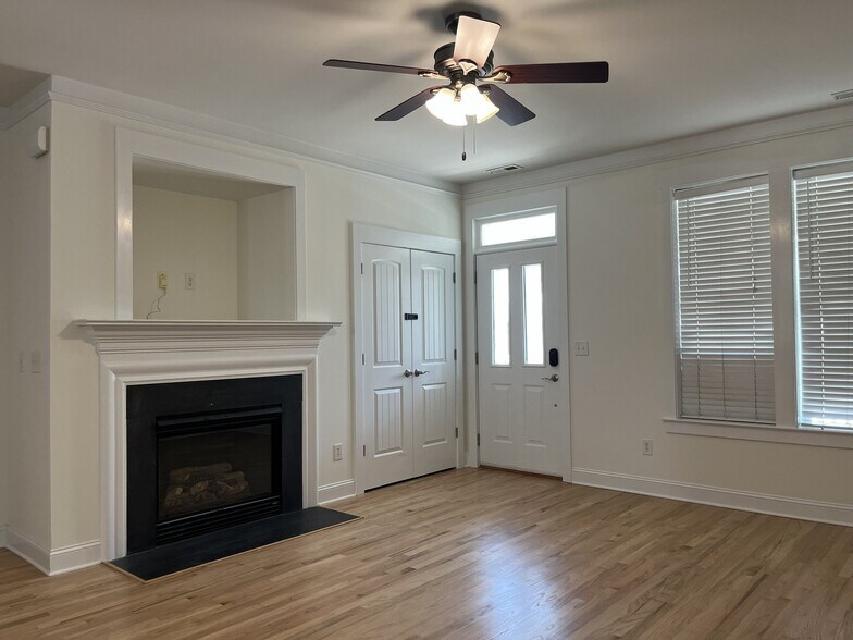 Building Photo - 527 Dubois Court