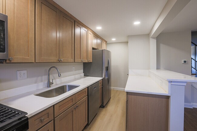 Building Photo - 3 Bedroom home Parkville with Parking