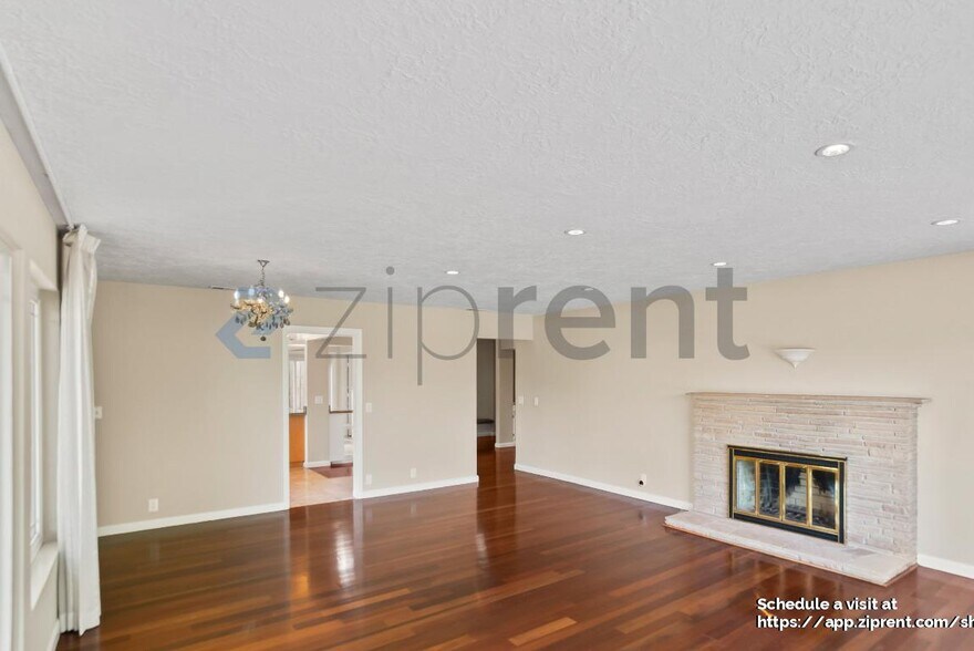Building Photo - 10609 Creston Dr