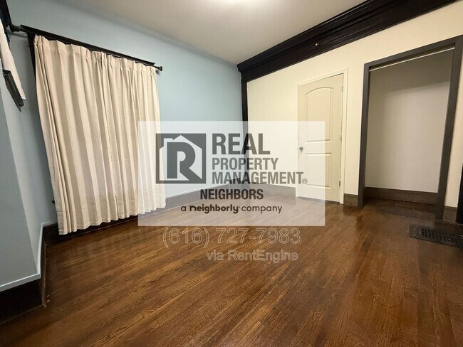 Building Photo - 216 Lafayette Ave NE