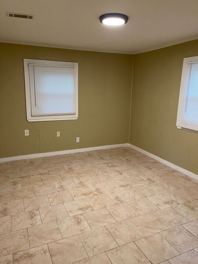 Building Photo - 2350 Felton Ave