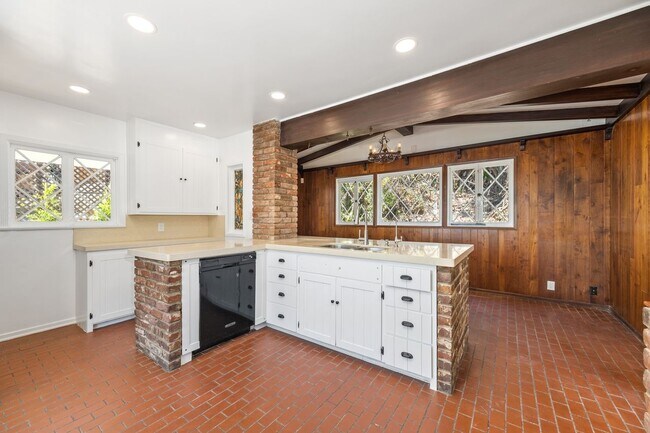 Building Photo - 1685 Sunset Plaza Dr