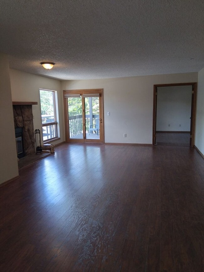 Building Photo - 3 bed / 2 bath Condo Available