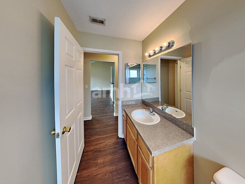 Building Photo - 3206 Chantilly Ct