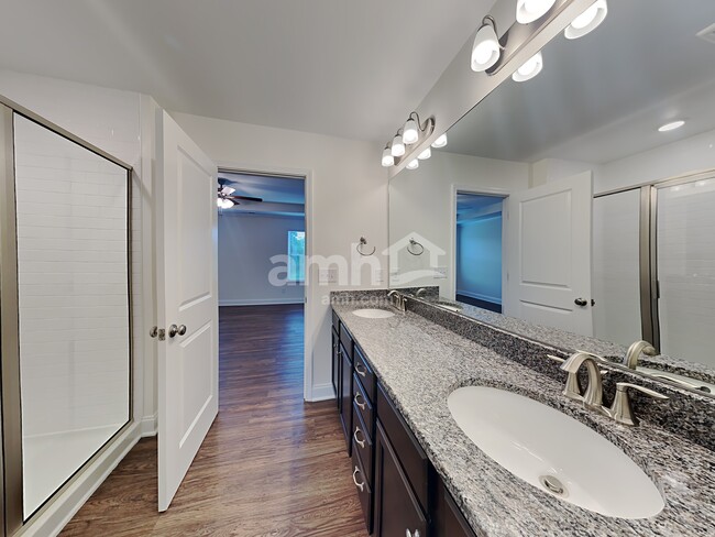 Building Photo - 2015 Bennett Dr
