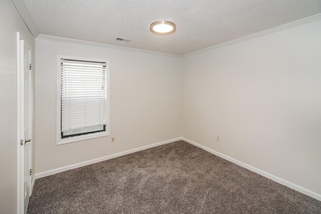 Building Photo - 7095 Water Oak Cove