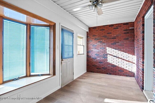 Building Photo - 134 Lampman St