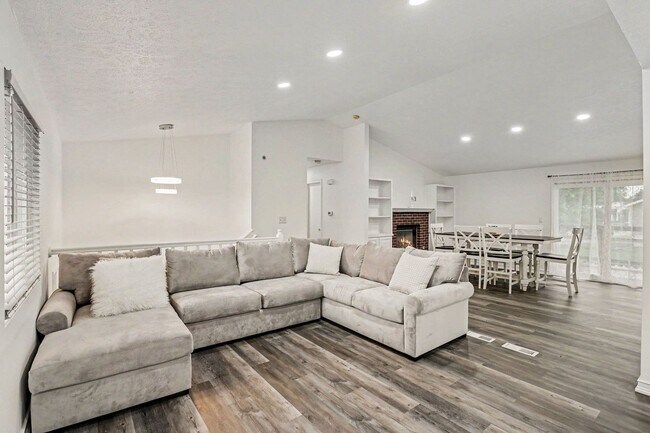 Building Photo - 5301 W Olympic Cir