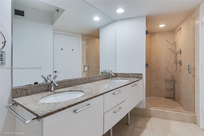 Building Photo - 17201 Collins Ave