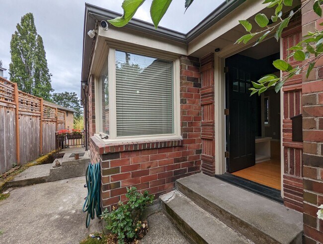Building Photo - 4 br, 3 bath House - 2350 Boyer Ave E