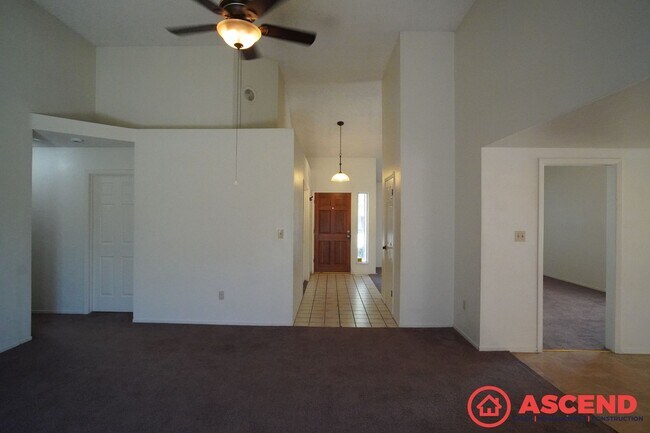 Building Photo - Lovely Home In Southwest Bakersfield!