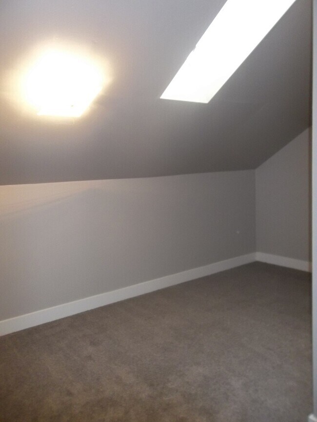 Building Photo - End Unit Spacious Two Bedroom Two & Half Bathroom Townhouse Available!