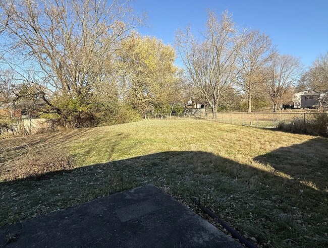 Building Photo - 3 bedroom 1 bathroom on a quiet street!