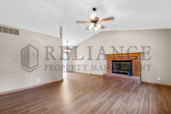 Building Photo - 2014 N Pine Grove St