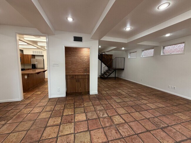 Building Photo - 802 Leonard St