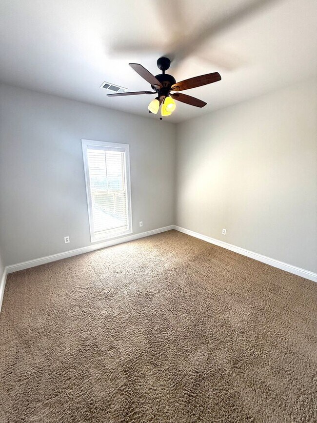 Building Photo - ** 4 bed 2 bath located in Wetumpka ** Cal...