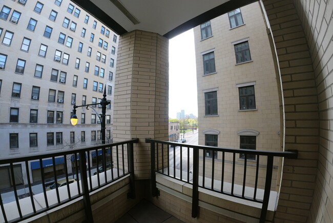 Building Photo - 2050 N Clark St
