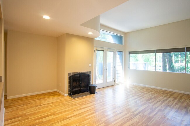 Building Photo - Get $250 OFF! Fantastic Lake Oswego 1Bdr w/Fireplace, Dishwasher, W/D & Patio!