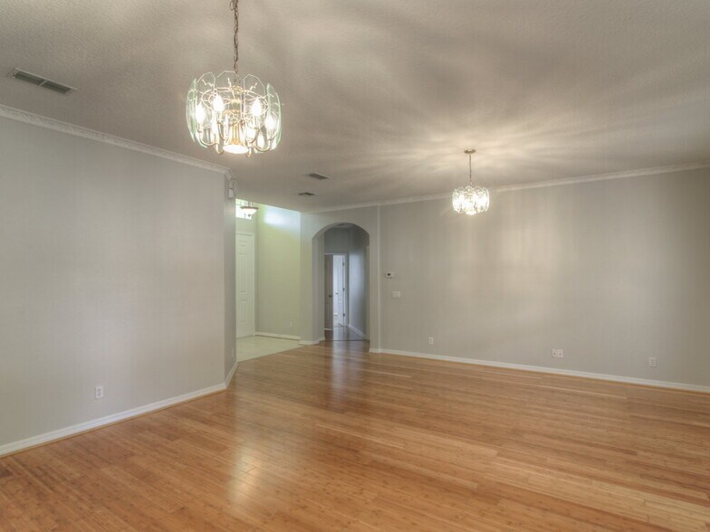 Building Photo - 553 Jasmine Bloom Dr