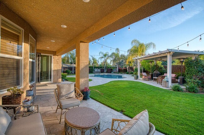 Building Photo - Spacious Home on Oversized Lot with Pool and Solar!