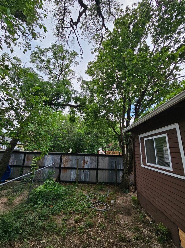 Building Photo - 1250 N Jefferson Ave