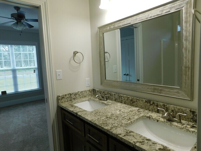 Building Photo - Grove Point Beauty