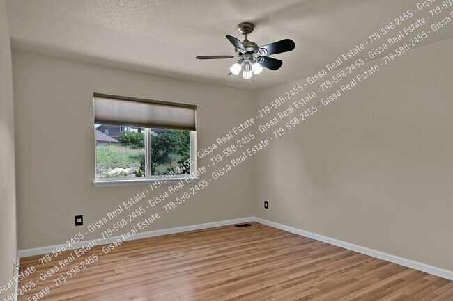 Building Photo - This beautiful 4 bedroom, 3 1/2 bathroom, ...