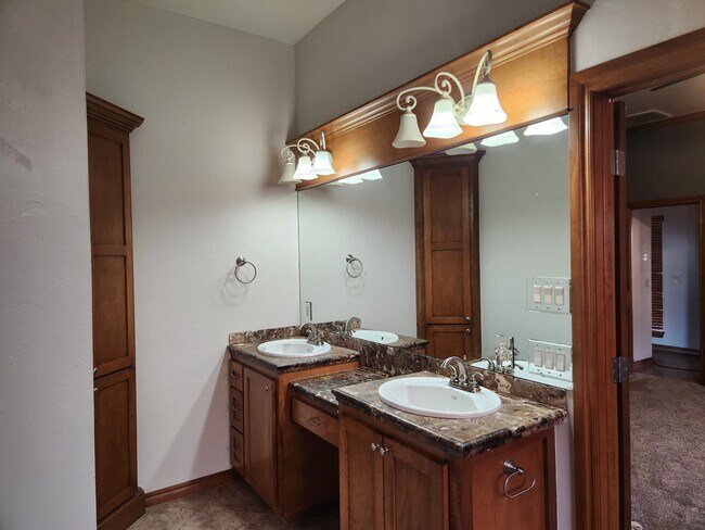 Building Photo - 3808 Kensington Dr