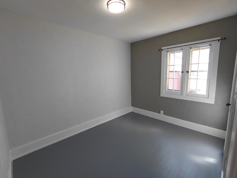 Building Photo - 600 W Orman Ave
