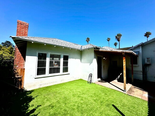 Building Photo - 607 N El Molino Ave