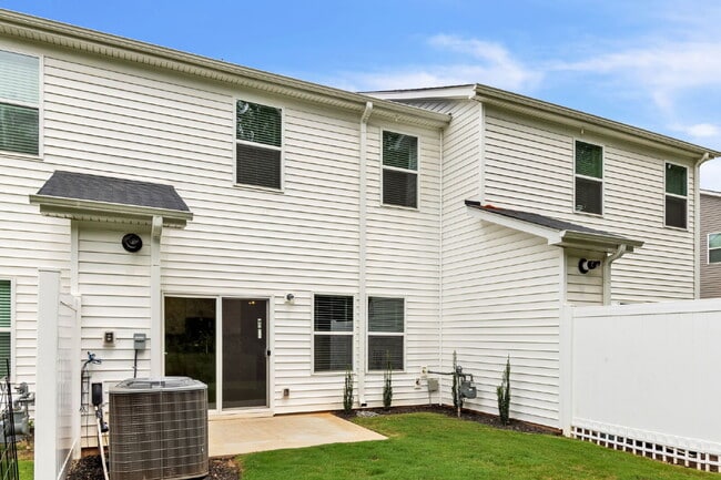 Building Photo - Two-story 3BR/2.5BA townhome in Foxcroft T...