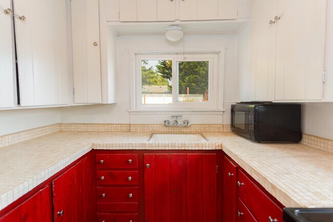 Building Photo - 1949 NE Barnett St